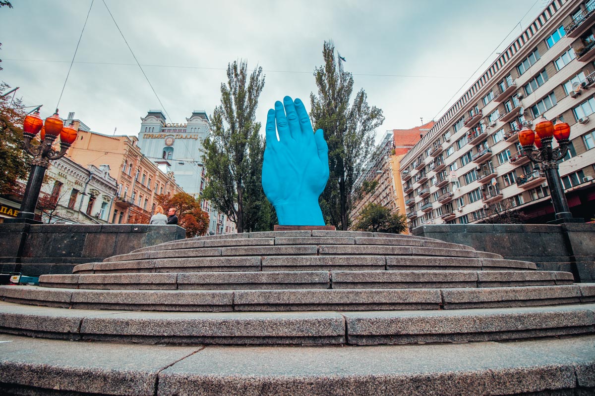 Памятник рука. Памятник рука в Киеве. Памятник синей руке в Киеве. Памятник в голубом.