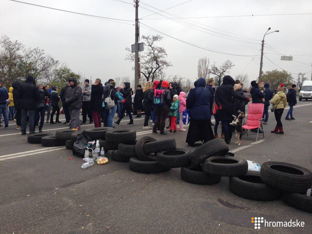 У Києві жителі багатоповерхівок повністю перекрили Харківське шосе