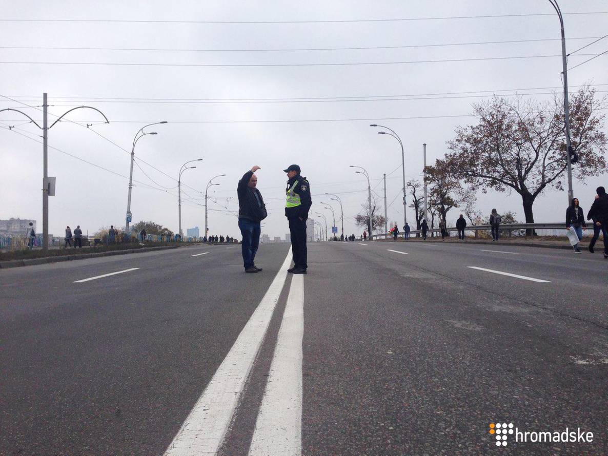 У Києві жителі багатоповерхівок повністю перекрили Харківське шосе