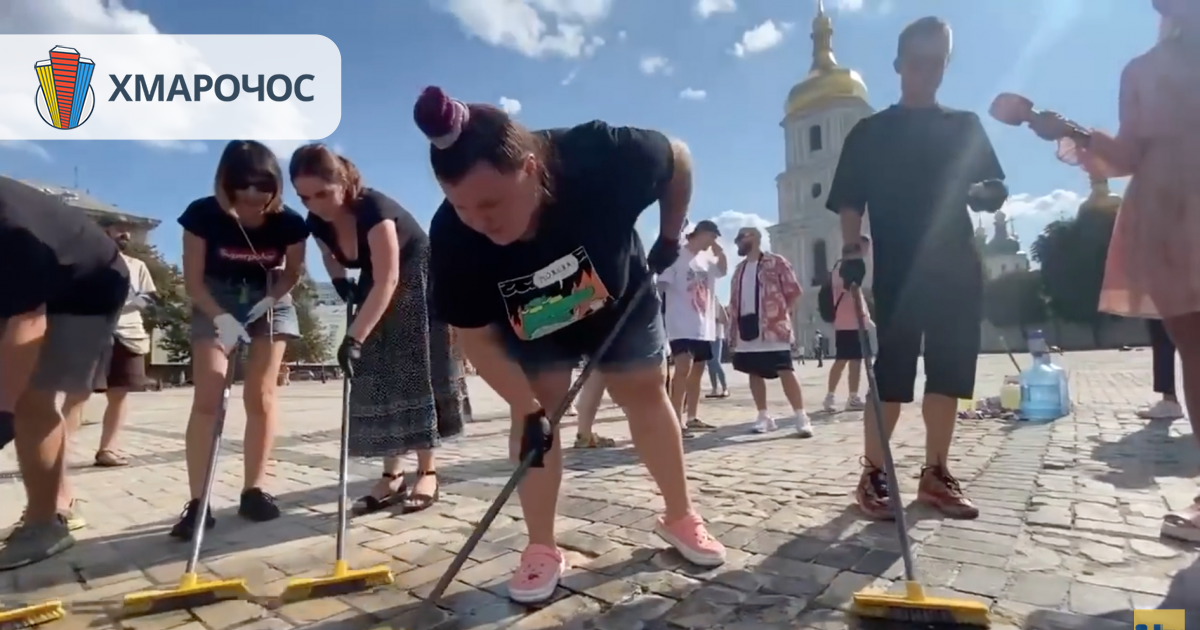 «Києве, Мий» відмивають Софійську площу як волонтери. Зі ...