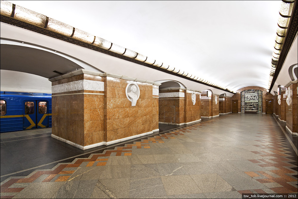 Метро университет отзывы. Станция университет Киев. Метро университет Киев. Вестибюль метро университет. Киевский метрополитен станция университет.
