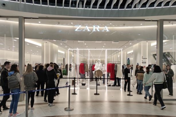 Longues files d’attente dans les centres commerciaux : Zara, Bershka et d’autres magasins Inditex ouverts à Kiev