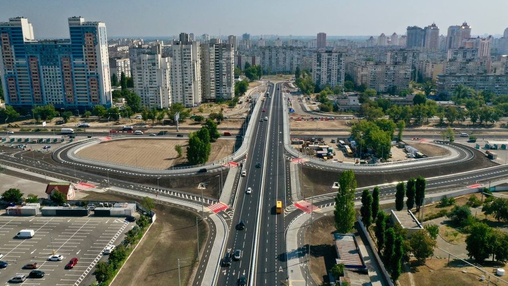 Транспортна розв'язка на перетині вулиць Богатирської та Полярної у Києві