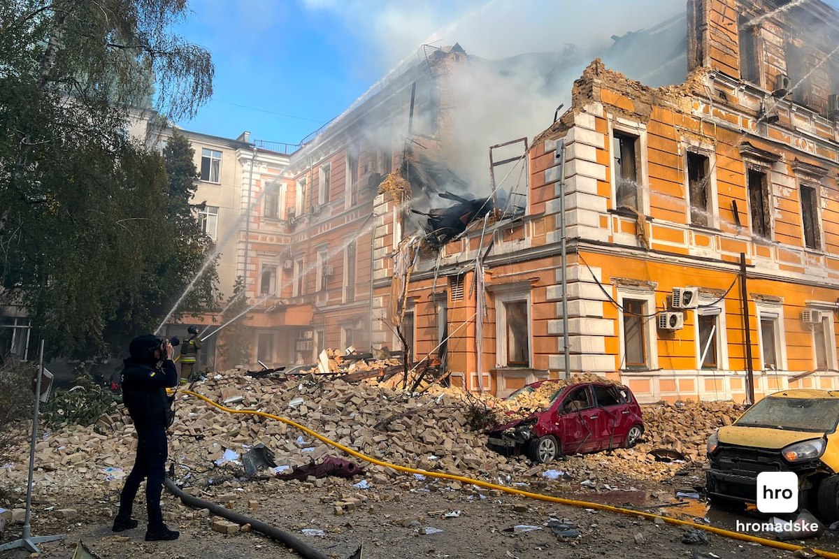 У Києві горіла будівля Національної академії наук. Люди вибиралися з вікон (оновлюється)