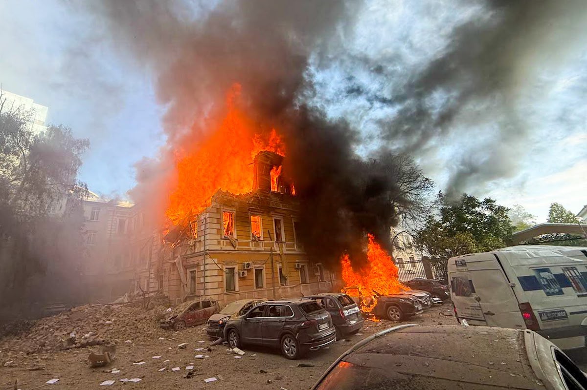 У Києві горіла будівля Національної академії наук. Люди вибиралися з вікон (оновлюється)