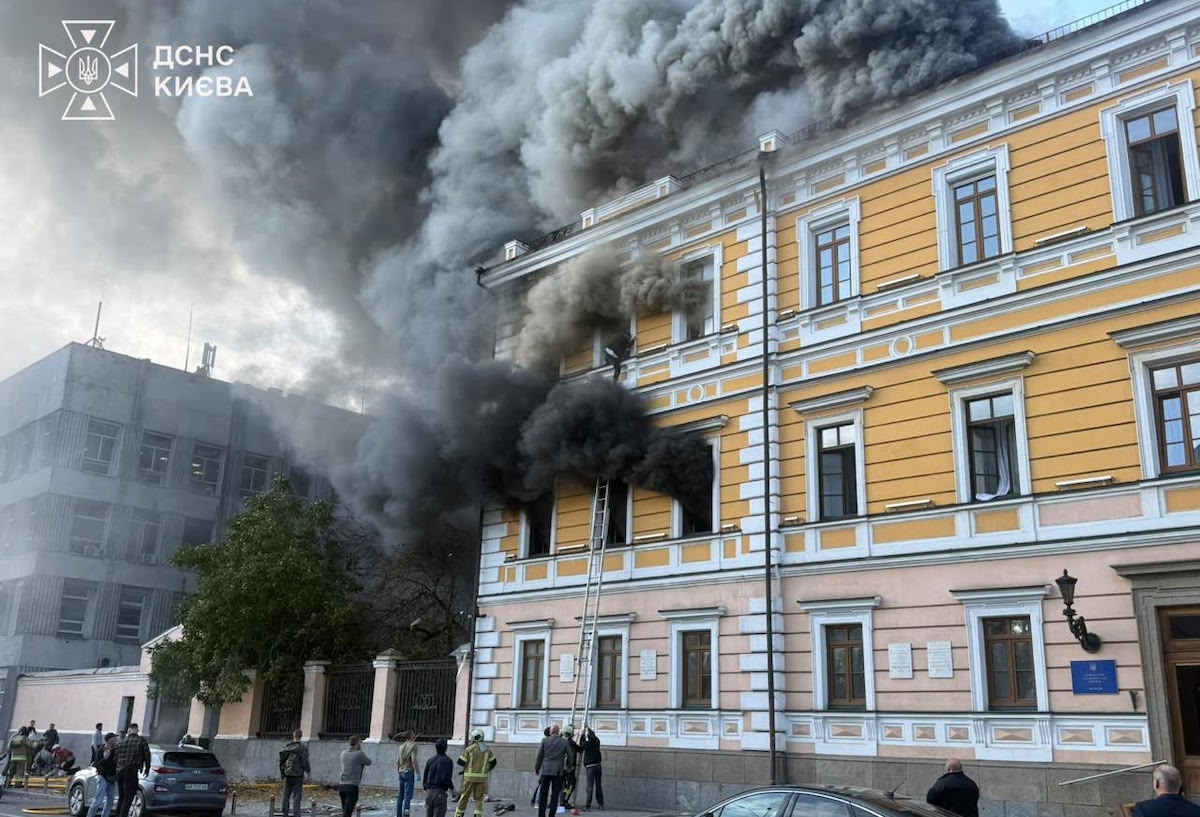 У Києві горіла будівля Національної академії наук. Люди вибиралися з вікон (оновлюється)