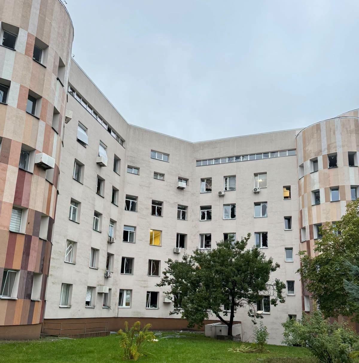 Внаслідок нічної атаки у Києві пошкоджено пологовий, в якому в цей час народжувала жінка
