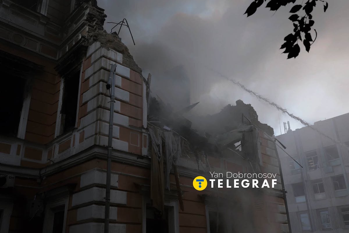 У Києві горіла будівля Національної академії наук. Люди вибиралися з вікон (оновлюється)