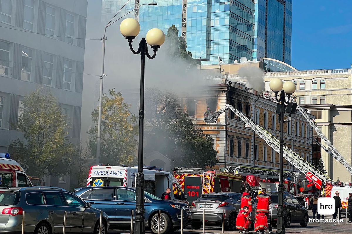 У Києві горіла будівля Національної академії наук. Люди вибиралися з вікон (оновлюється)