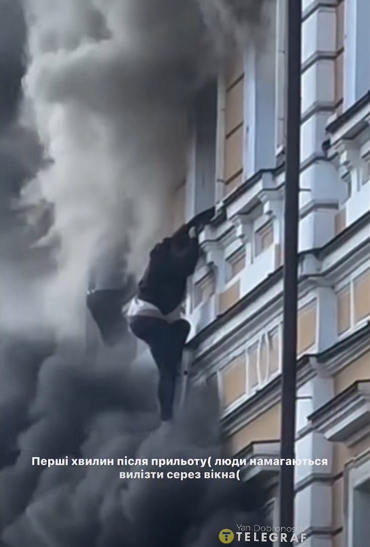 У Києві горіла будівля Національної академії наук. Люди вибиралися з вікон (оновлюється)
