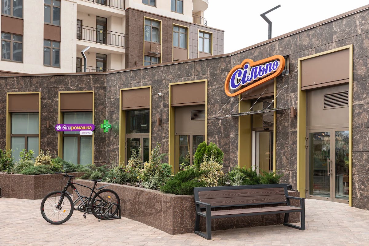 В Одесі відкрили новий «Сільпо», присвячений кінному спорту (фото)